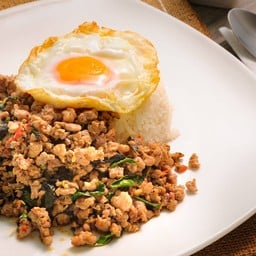 ข้าวกะเพราหมูสับ ไข่ดาว