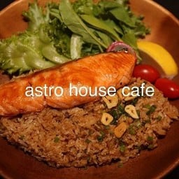 ข้าวผัดกระเทียมหน้าแซลม่อนเทริยากิ