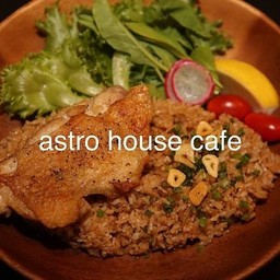 ข้าวผัดกระเทียมหน้าไก่ย่าง