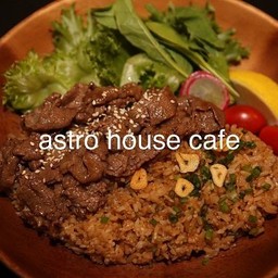ข้าวผัดกระเทียมหน้าเนื้อย่างยากินิกุ