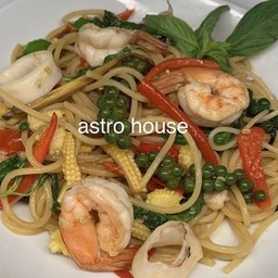 Spaghetti spicy seafood with herbs