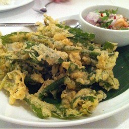 ยำผักบุ้งทอดกรอบ