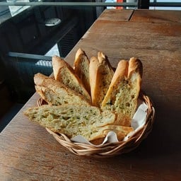 ขนมปังกระเทียม 6 ชิ้น