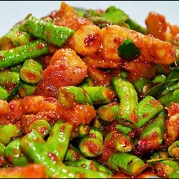 ถั่วฝักยาวผัดพริกแกง