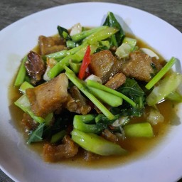 ผัดคะน้าหมูกรอบ