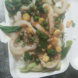 กระเพราปลาหมึกราดข้าว