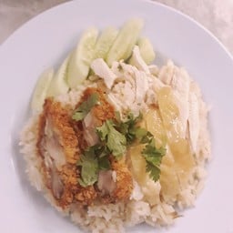 แม่อัมพรข้าวมันไก่ ก๋วยเตี๋ยวไก่มะระ