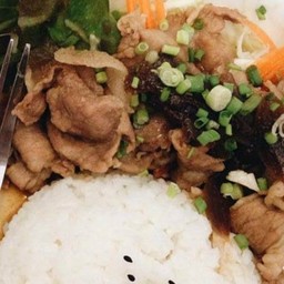 ข้าวหน้าหมูย่างซอสสลัดงาญี่ปุ่น