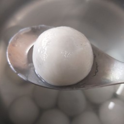 บัวลอยไส้งาดำ เพิ่ม ลูกละ 12 บาท