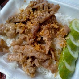 ข้าวหมูกะเทียม