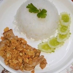 ข้าวหมูทอดกระเทียมพริกไท