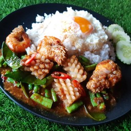 ข้าวทะเลผัดพริกแกง (กุ้ง+หมึก)