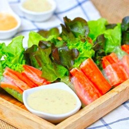 สลัดโรลรวมเครื่อง(8ชิ้น)พร้อมนำ้สลัดครีมซีฟู้ด