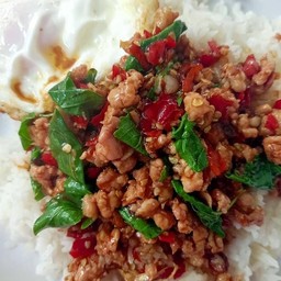 กระเพราหมูสับราดข้าว