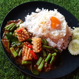 ข้าวหมึกผัดพริกแกง