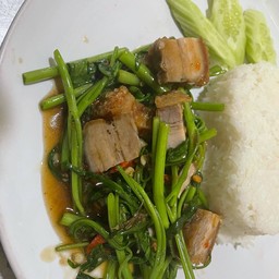 ข้าวผัดผักบุ้งหมูกรอบ