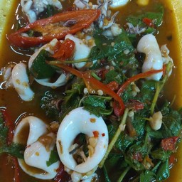 กระเพราปลาหมึก