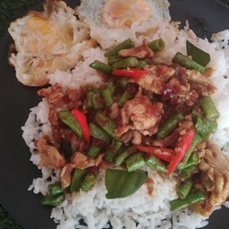 ข้าวไก่ผัดพริกแกง