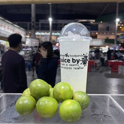 มะนาวคั้นสดใส่น้ำผึ้ง