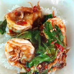 กระเพรากุ้งราดข้าว