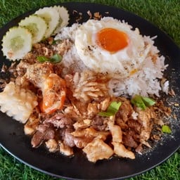 ข้าวรวมมิตรกระเทียมพริกไทย (ไก่+เนื้อ+กุ้ง+หมึก)