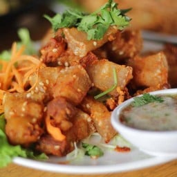 สามชั้นทอดน้ำปลากับข้าว (เป๋าฮื้อ)