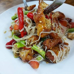ตำปลาร้า ไก่ทอด ใส่เส้นขนมจีน