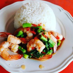 กระเพรากุ้งราดข้าว