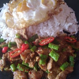 [อร่อยซ่ากับโค้ก] ข้าวเนื้อชิ้นผัดพริกแกง +  โค้ก ถุงกระดาษ