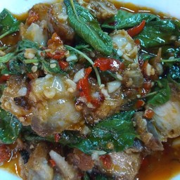 กระเพราหมูกรอบ