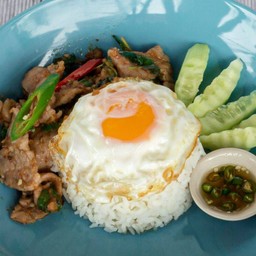 ข้าวผัดพริกแกง