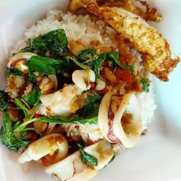 กระเพราปลาหมึก ราดข้าว