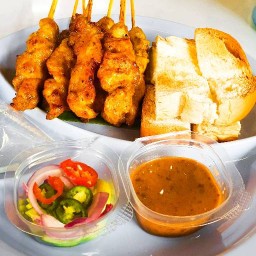 หมูสะเต๊ะหน้าสนาม (Mae Yui)