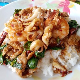 กระเพรารวมมิตรราดข้าว