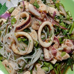ยำขนมจีนปลาหมึกหมูยอ ใส่น้ำปลาร้า