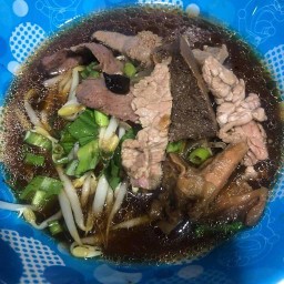 ก๋วยเตี๋ยวเนื้อโอม. มราช
