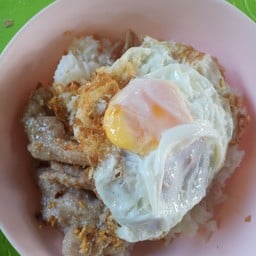 ข้าวหมูกระเทียม ไข่ดาว