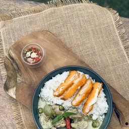 ข้าวหน้าไก่ทอด แกงเขียวหวานไก่