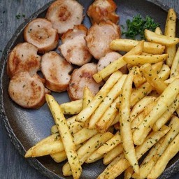 เฟรนซ์ฟรายส์ + ไส้กรอกไก่รมควัน