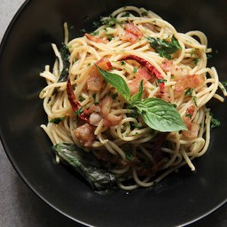 สปาเก็ตตี้ เบคอนรมควัน ผัดพริกแห้งเนยกระเทียม