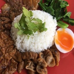 ข้าวขาหมู ขาใหญ่ไข่เยิ้ม