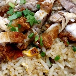 ข้าวผัดหมูกรอบ