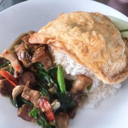 กะเพราหมูกรอบ + ไข่เจียว