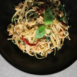 สปาเก็ตตี้ หอยลาย ผัดพริกแห้งเนยกระเทียม