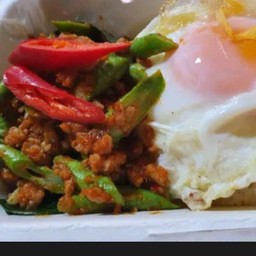 ข้าวผัดพริดแกงหมูสับใส่ถั่วฝักยาว