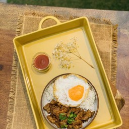 ข้าวหน้าหมูกระเทียมเจียว ไข่ดาว