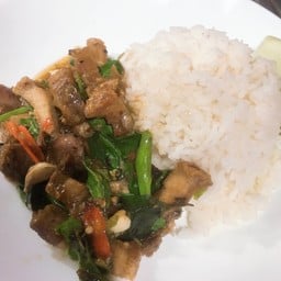 กะเพราหมูกรอบ ราดข้าว