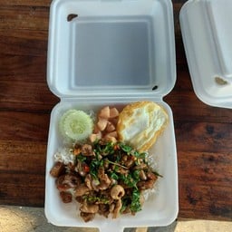 กระเพราเครื่องในไก่+ไข่ดาว+ไส้กรอก