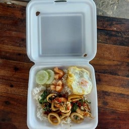 กระเพราทะเล+ไข่ดาว+ไส้กรอก