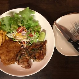 สเต๊กหมู สเต๊กไก่ ปลาทอดสองชิ้น กินสองคน อิ่มพอดี